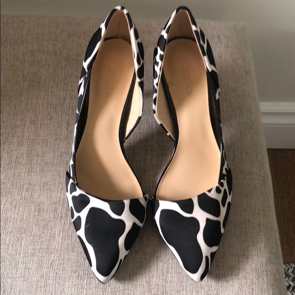 Expressions Close Toed Pumps - Picture 2 of 3